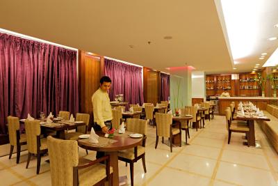 کانتری این اند سوئیتز بای رادیسون دهلی سکت