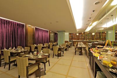 کانتری این اند سوئیتز بای رادیسون دهلی سکت