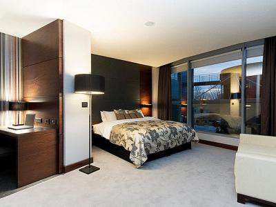 رافل اُن د لفت بانک