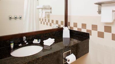 فور پوینتز بای شراتون فرت میرز آیرپرت