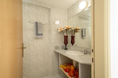 اراتو استودیز اند اپارتمنتز