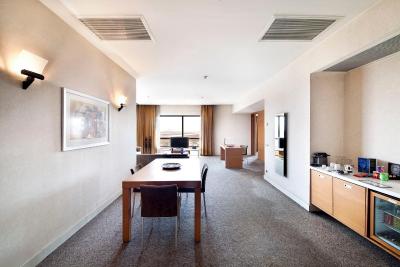 بی اچ کنفرانس اند ایرپورت هتل