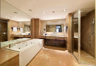 بی اچ کنفرانس اند ایرپورت هتل