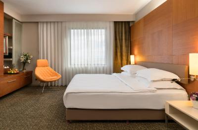 بی اچ کنفرانس اند ایرپورت هتل