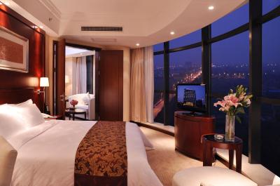 دیلایتل هتل وست