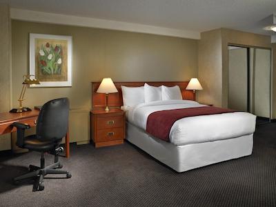 کاست ادمنتون پلازا هتل بای اپا