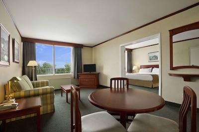 تراولج منتریل آیرپرت