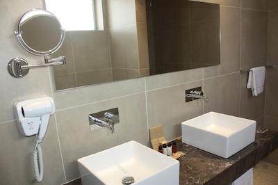 امفرا هتل اند سویتز