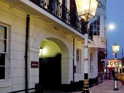 مرکور اسودامپتون سنتر دلفین