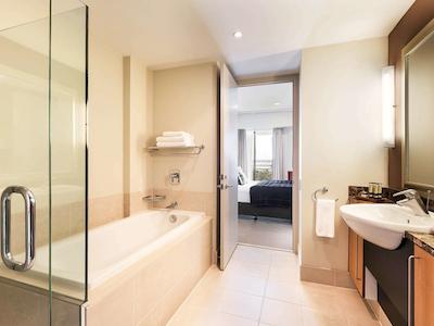 د سبل اوکلاند ویادوکت هاربور