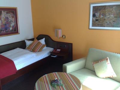 هتزل هتل لون