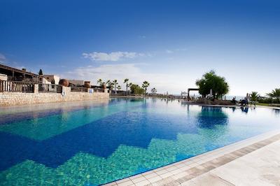 اکتئون هلید ویلیج