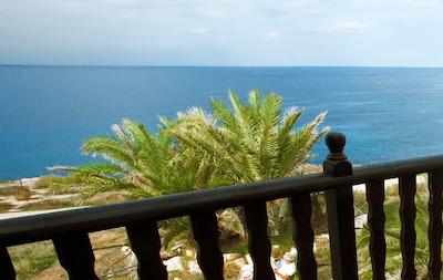 اکتئون هلید ویلیج