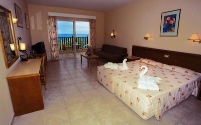 اکتئون هلید ویلیج