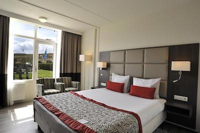 گولدن تولیپ استراندهتل وستدوین