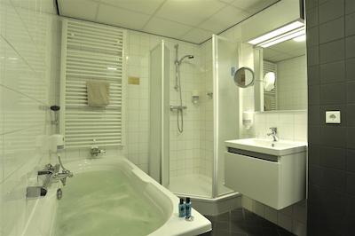 گولدن تولیپ استراندهتل وستدوین