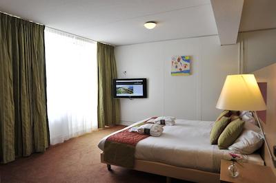 گولدن تولیپ استراندهتل وستدوین