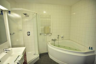 گولدن تولیپ استراندهتل وستدوین