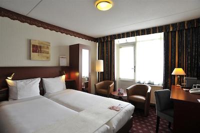 گولدن تولیپ استراندهتل وستدوین