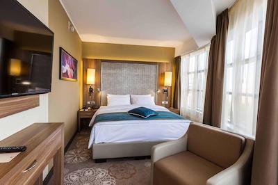 دوبلتری بای هیلتون تیومن