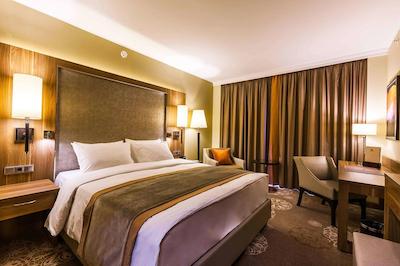 دوبلتری بای هیلتون تیومن