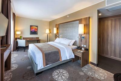 دوبلتری بای هیلتون تیومن