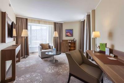 دوبلتری بای هیلتون تیومن