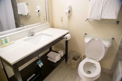 کوالیتی این اند کنفرنس سنتر دونتون