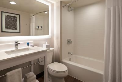 فور پوینتز بای شراتون ترنتو آیرپرت ایست