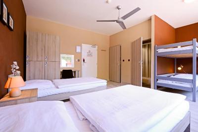 پلوز پراگ هستل