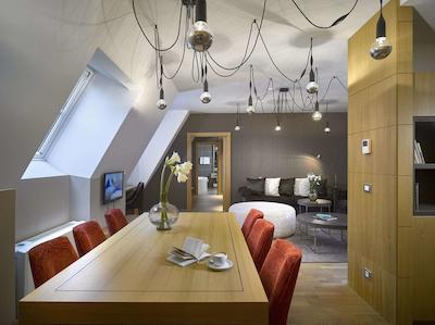 اینسید بای ملی پراگو اُلد تون