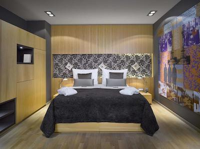 اینسید بای ملی پراگو اُلد تون