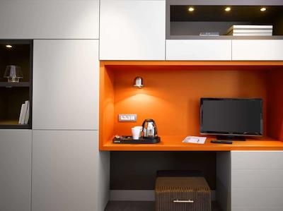 اینسید بای ملی پراگو اُلد تون