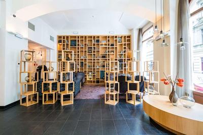 اینسید بای ملی پراگو اُلد تون