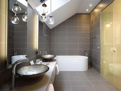 اینسید بای ملی پراگو اُلد تون