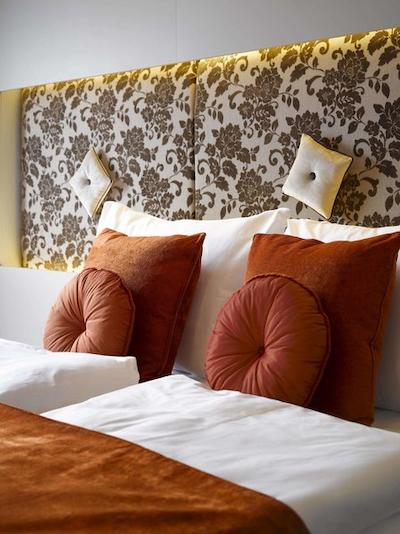 اینسید بای ملی پراگو اُلد تون