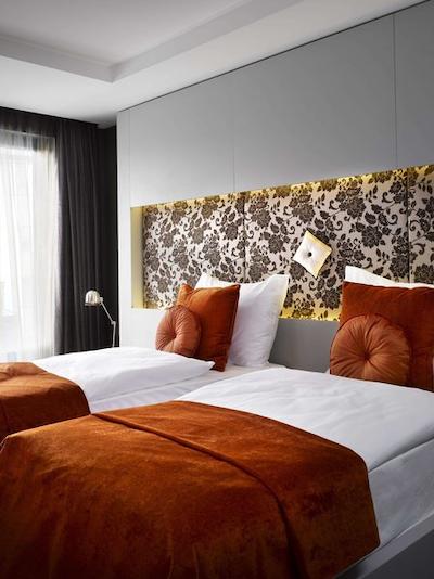 اینسید بای ملی پراگو اُلد تون