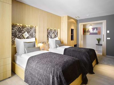 اینسید بای ملی پراگو اُلد تون