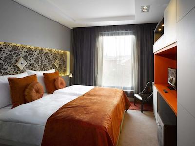 اینسید بای ملی پراگو اُلد تون