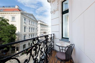 لیوین رسیدنس بای فلمینگز وین-پارلامنت