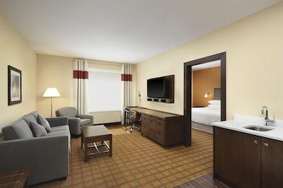 فور پوینتز بای شراتون ادمنتون اینترنیشنال آیرپرت