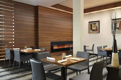 فور پوینتز بای شراتون ادمنتون اینترنیشنال آیرپرت