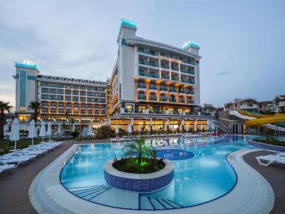 لونا بلانکا ریزورت اند اسپا