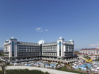 لونا بلانکا ریزورت اند اسپا