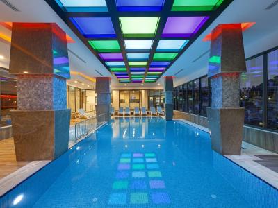 لونا بلانکا ریزورت اند اسپا