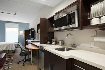 هم2 سویتز بای هیلتون ناشویل-آیرپرت