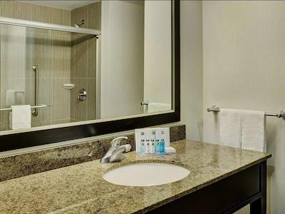 هامپتون این بای هیلتون وینیپگ آیرپرت