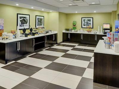 هامپتون این بای هیلتون وینیپگ آیرپرت