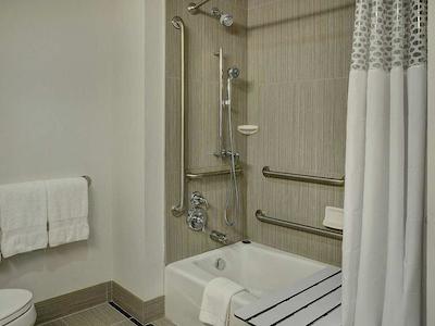 هامپتون این بای هیلتون وینیپگ آیرپرت