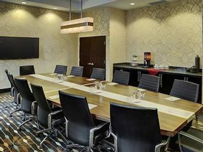 هامپتون این بای هیلتون وینیپگ آیرپرت